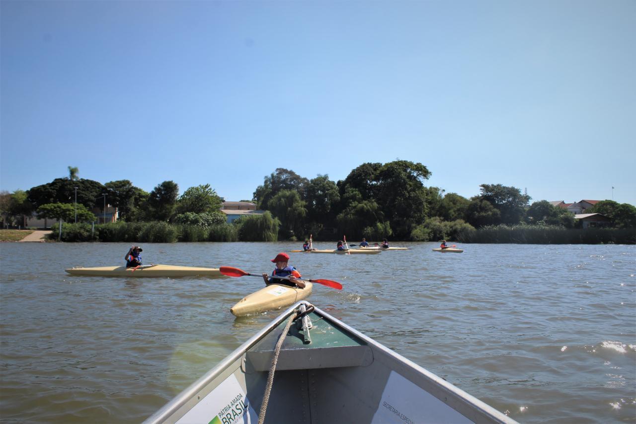 Guaíba recebe o projeto ‘Desvendar Canoagem’ com aulas para crianças e jovens; veja como se inscrever