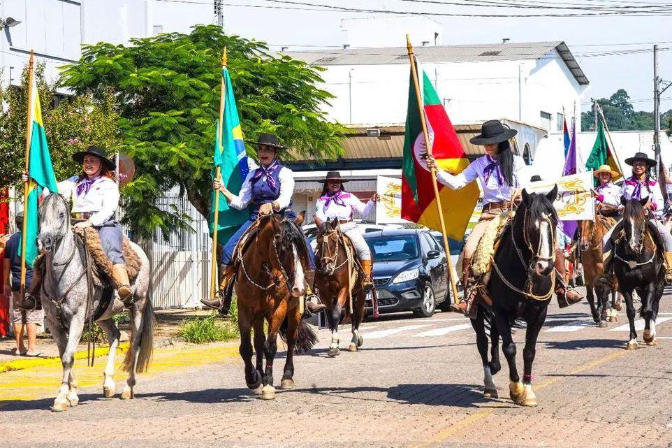 Mais de 100 cavalarianas participam do 1º Desfile das Mulheres do Berço da Revolução
