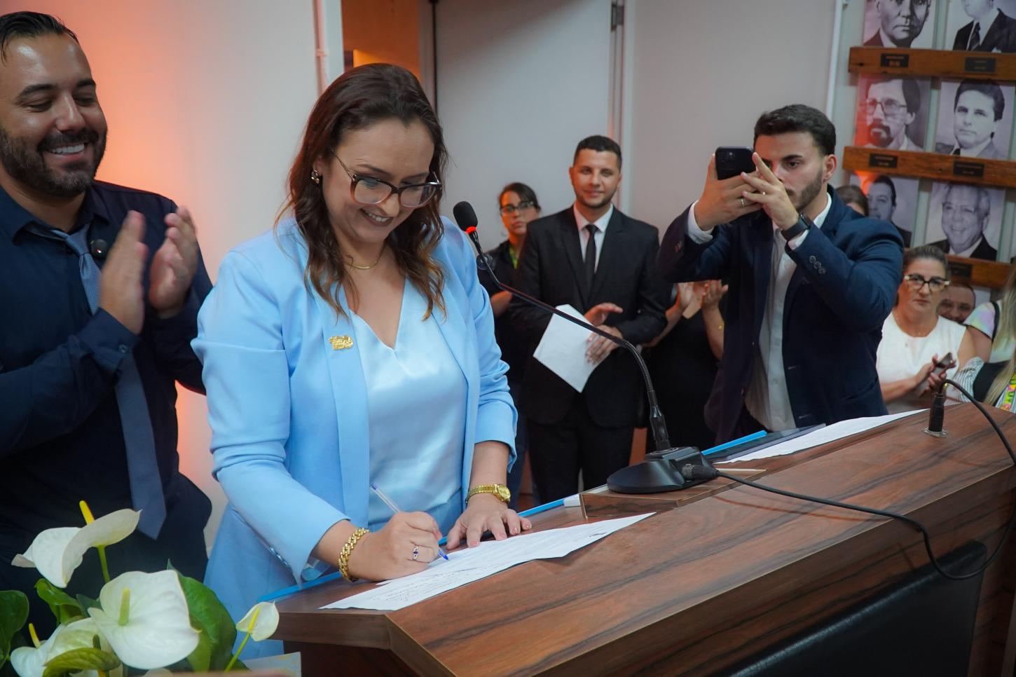 Claudinha Jardim toma posse como primeira prefeita de Guaíba e promete gestão com diálogo e continuidade