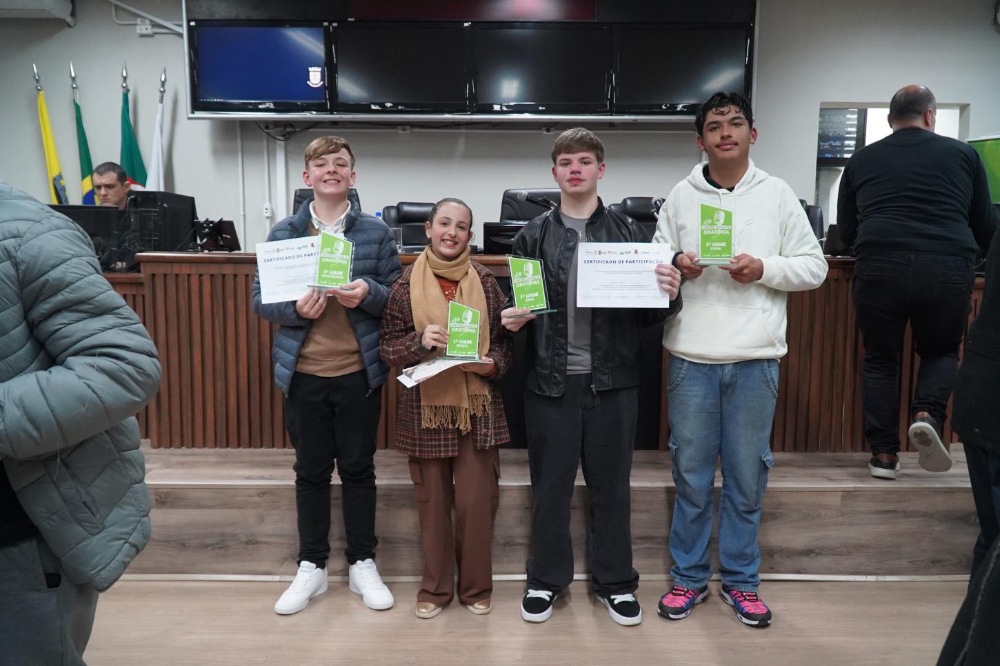 Gabriany Reinaldo, Hector Subda, Thallys Corrêa e Gabriel Gama receberam o troféu de 1º lugar, nesta quinta-feira