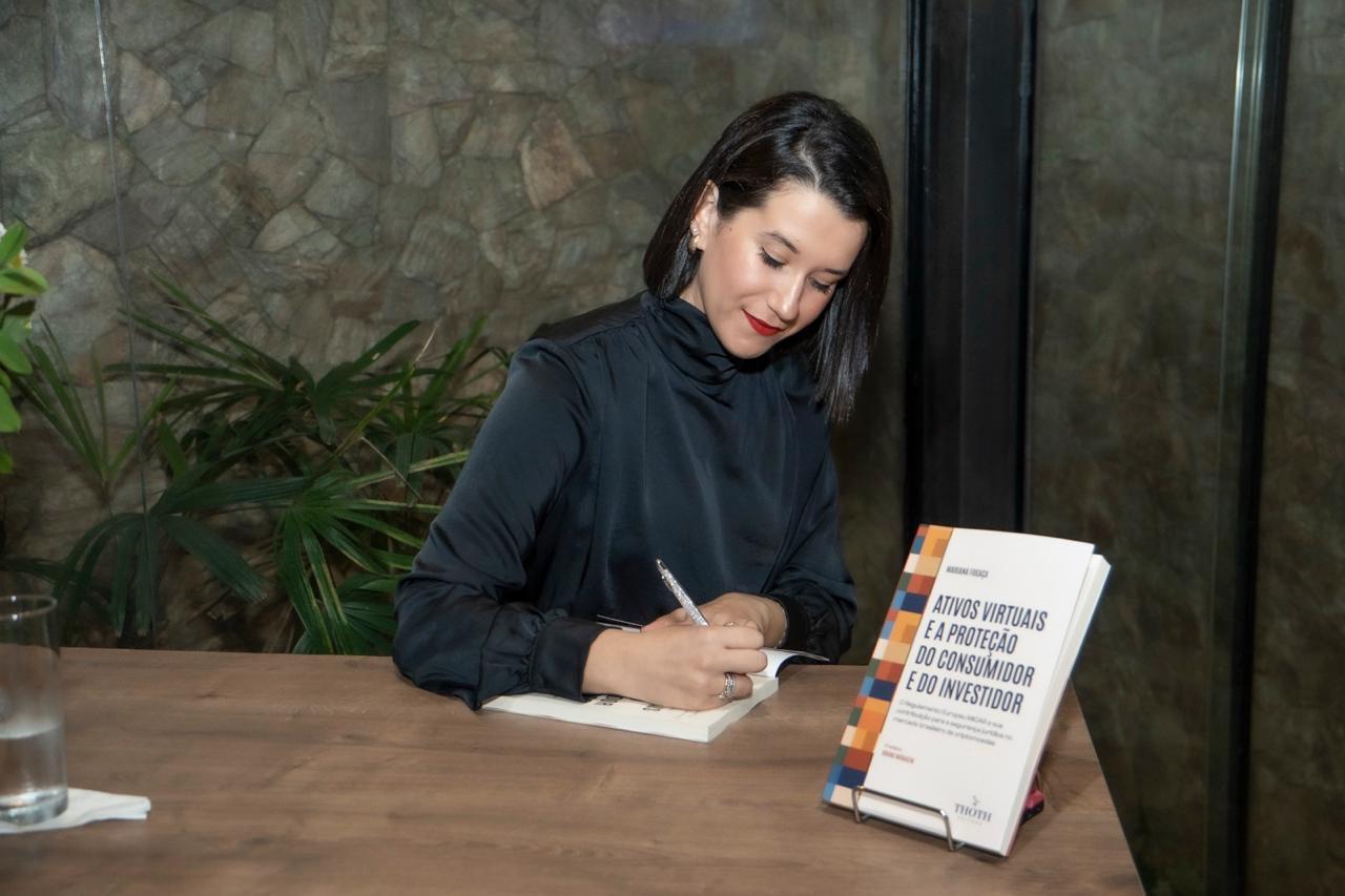 Livro de advogada guaibense analisa direitos do consumidor no mercado de criptomoedas