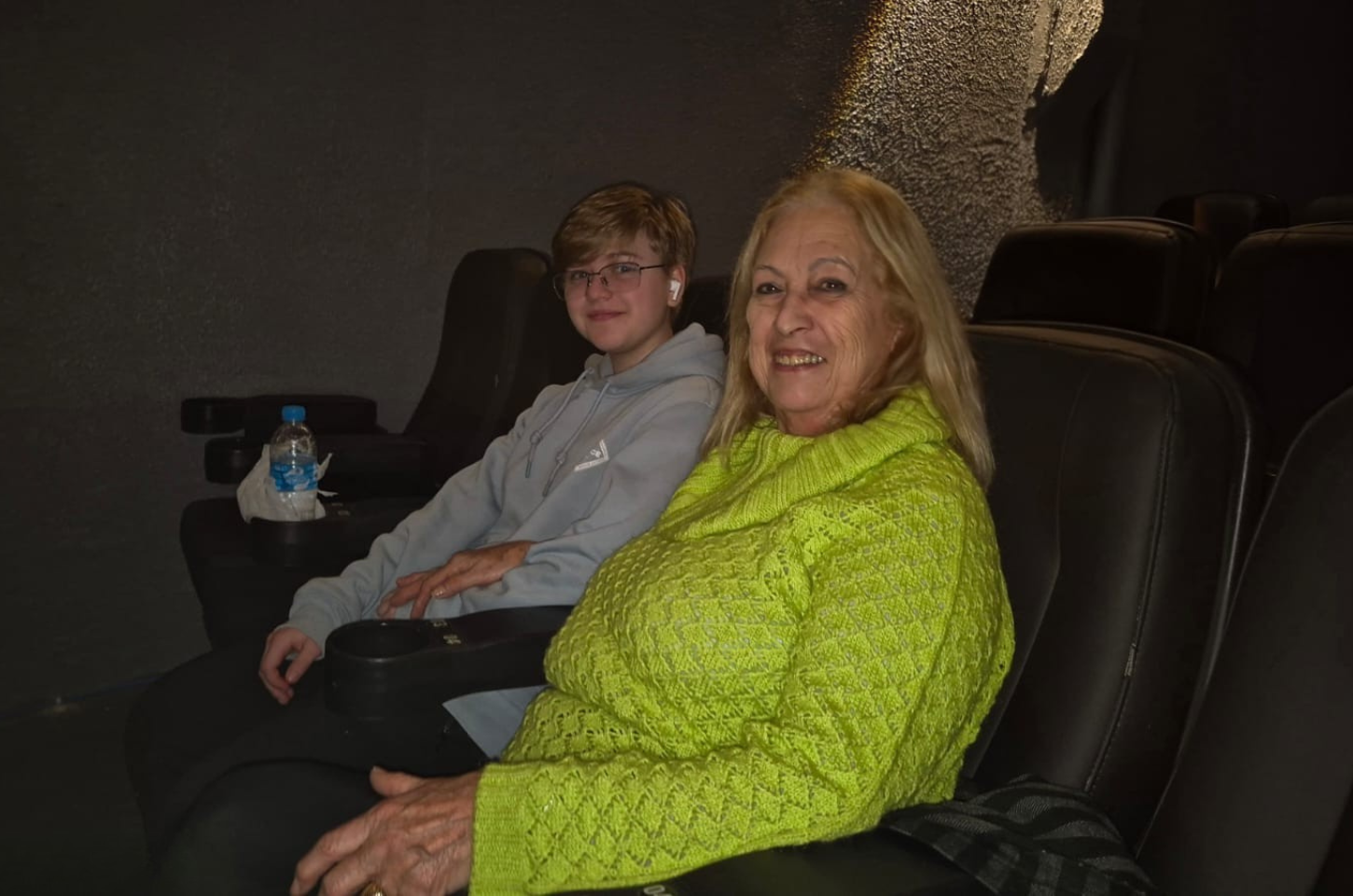 Guaíba volta a ter cinema: espectadora que frequentava o antigo cinema da cidade revive emoção na reabertura