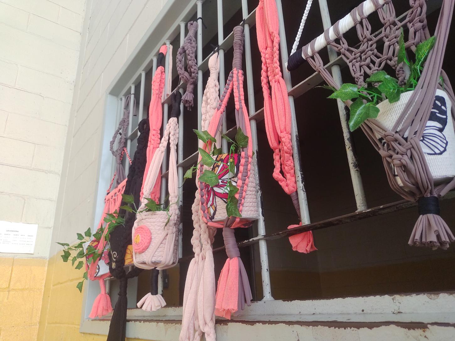 Sesc realiza cursos e oficinas de artesanato e capacitação profissional na Penitenciária Feminina de Guaíba