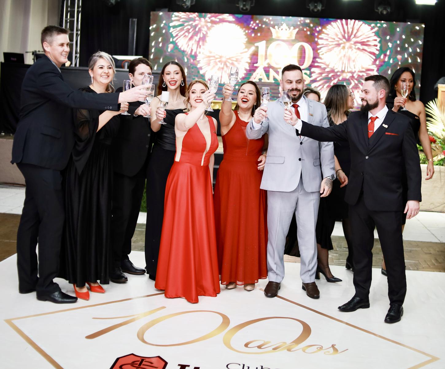 Sport Clube Itapuí celebra 100 anos com emoção, homenagens e show de Jean Paul