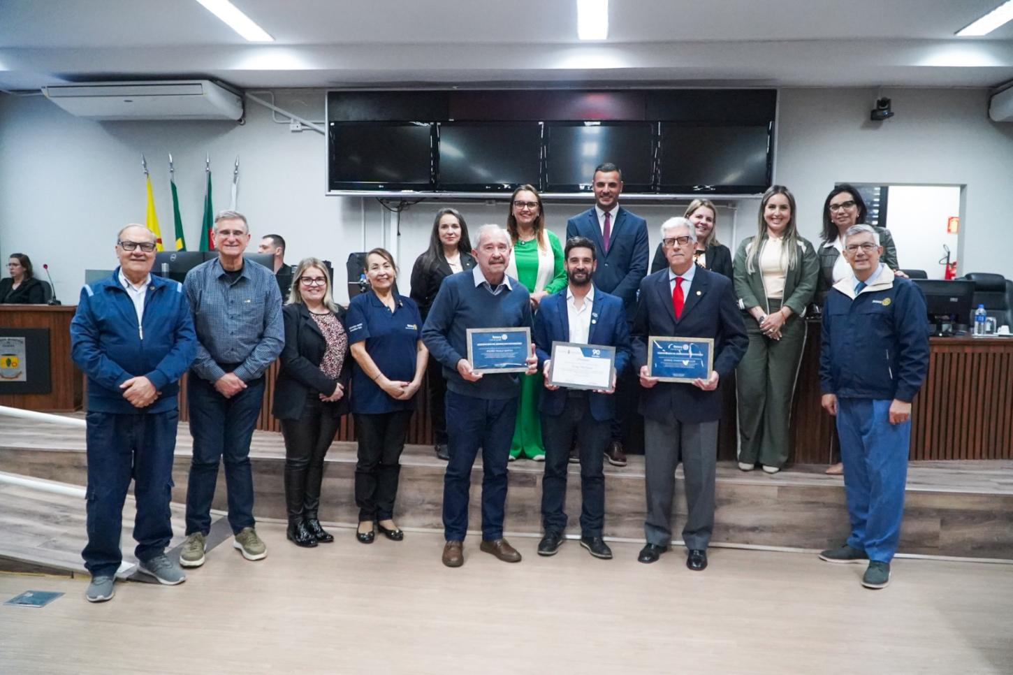 Rotary Guaíba recebe visita do governador Francisco Valle e homenagem na Câmara pelos 70 anos