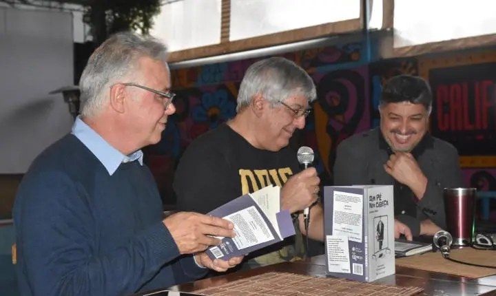 Bate-papo marca o  lançamento do livro de poemas ‘Sem pé nem cabeça’ em Guaíba